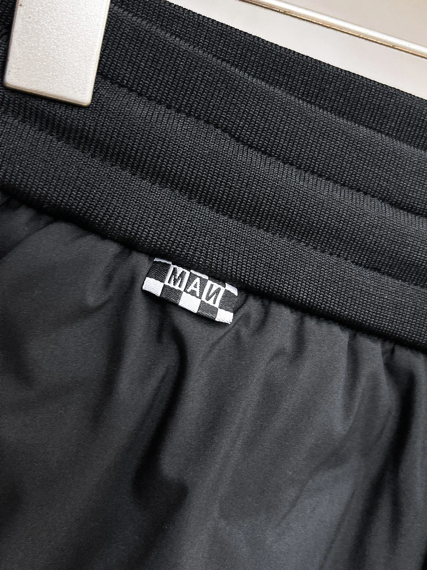 P490 Big Goose🇨🇦 🔥50ss thickened warm down pants, a new autumn and winter product, are here. 🌹Winter essential outdoor windproof, lockable and warm. Made of professional-grade outdoor windproof, waterproof and breathable fabric. Lining is filled with %90 white duck down. Lightweight design. Lightweight and warm. Seamless gluing process on the inside. Made of light and gall-free anti-drilling fabric to effectively prevent velvet running. Original hardware accessories Classic logo matching, simple and versatile, the upper body is stylish and not bloated, the same style for men and women! Size: M-3XL.